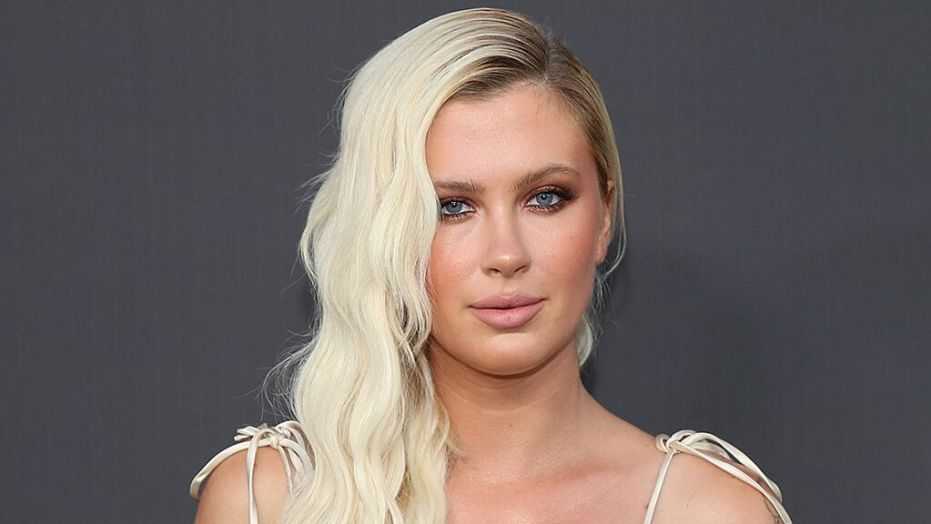 Furor Ante El Posado De Ireland Baldwin La Hija De Kim Basinger Y Alec Baldwin